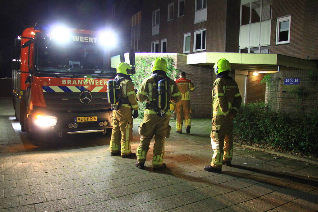 Bewoners buiten na ruiken gaslucht