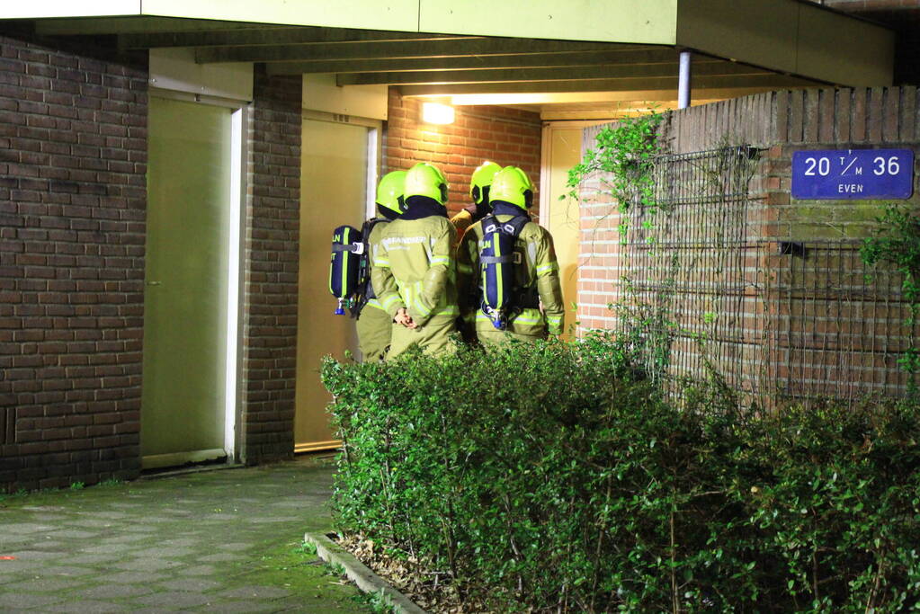 Bewoners buiten na ruiken gaslucht