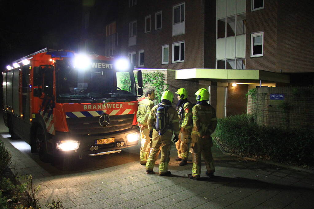 Bewoners buiten na ruiken gaslucht