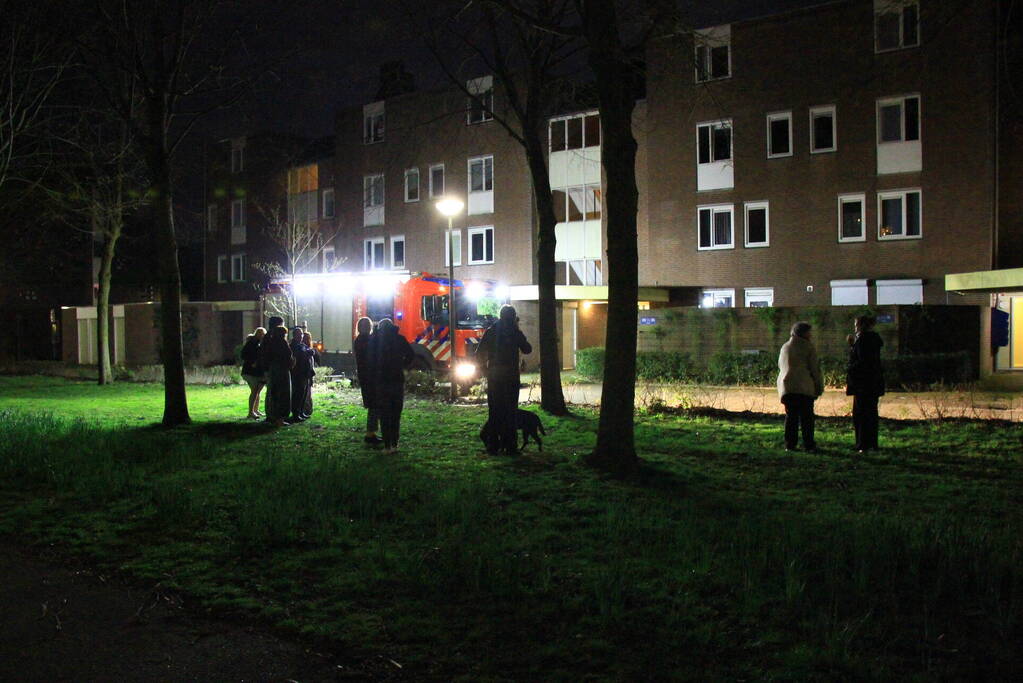 Bewoners buiten na ruiken gaslucht