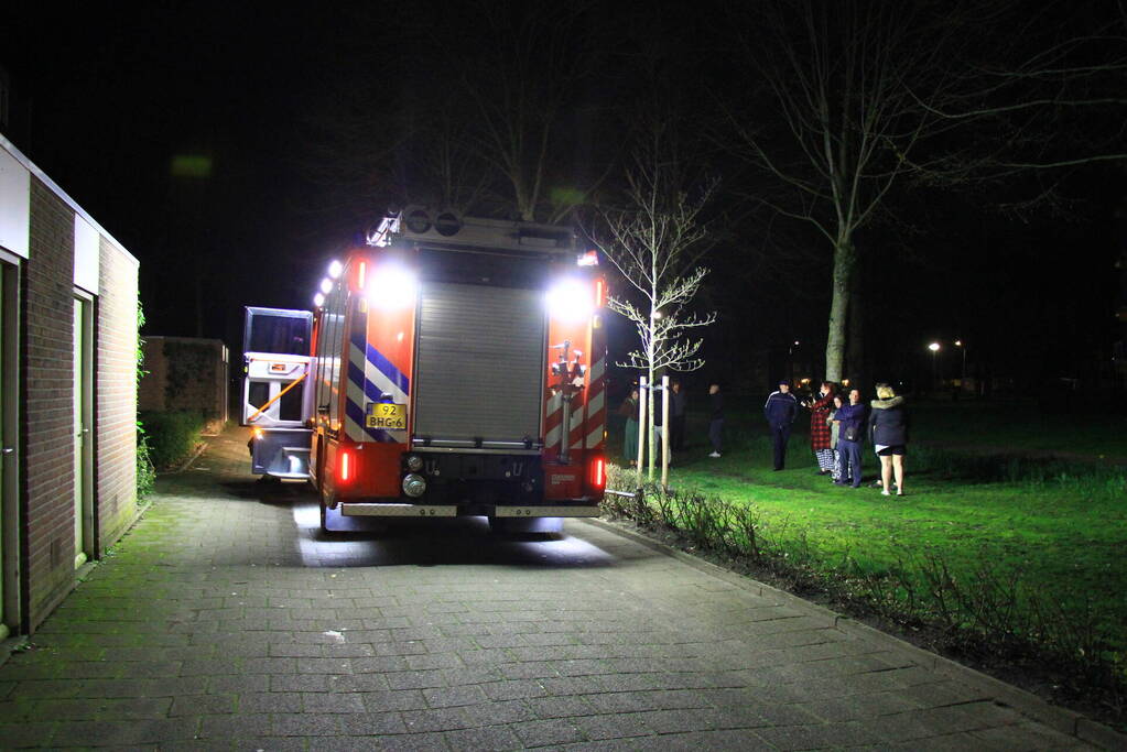 Bewoners buiten na ruiken gaslucht