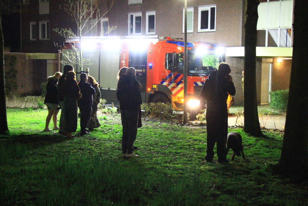 Bewoners buiten na ruiken gaslucht