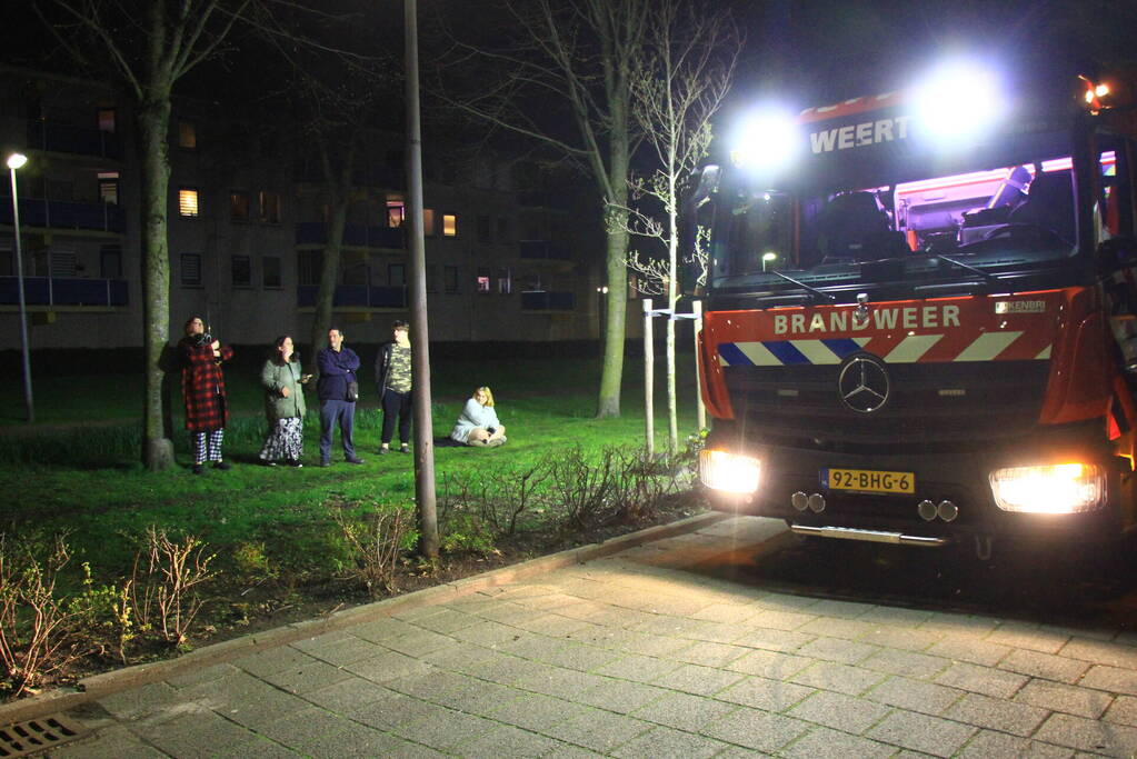 Bewoners buiten na ruiken gaslucht