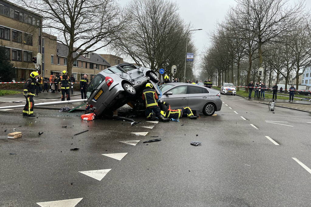 Auto belandt op motorkap bij botsing