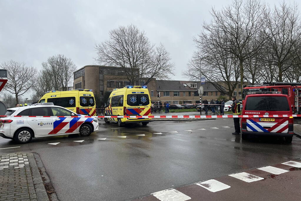 Auto belandt op motorkap bij botsing