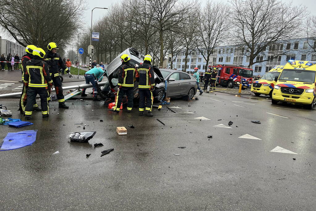 Auto belandt op motorkap bij botsing