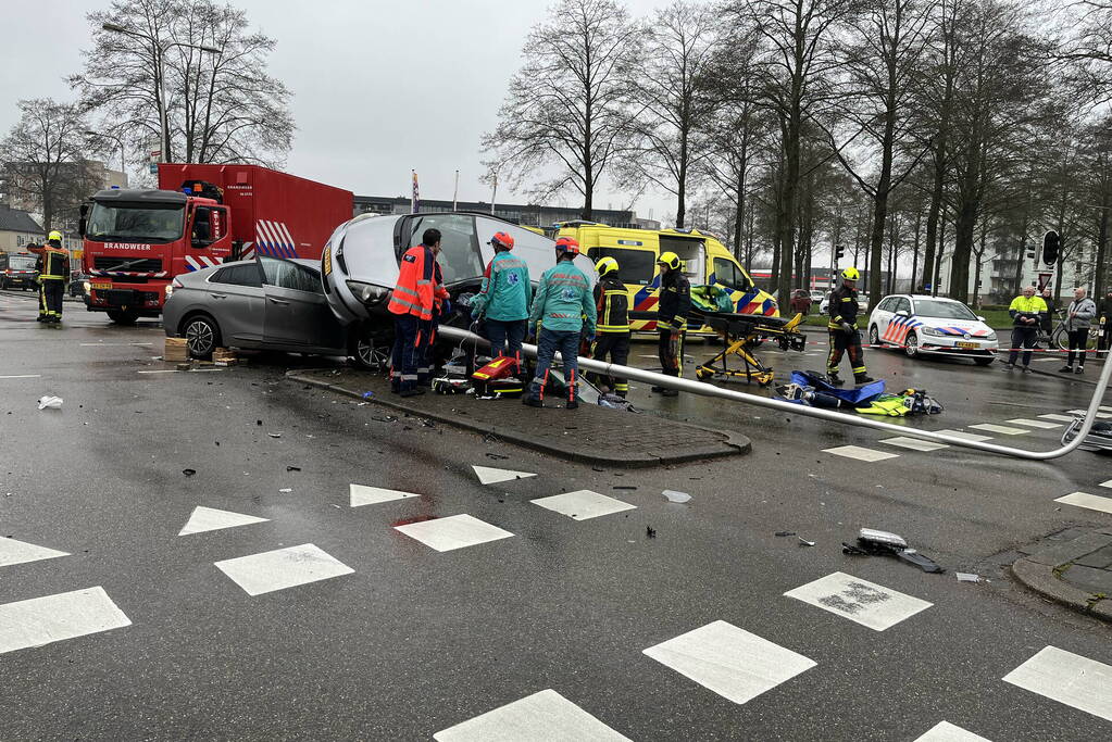 Auto belandt op motorkap bij botsing