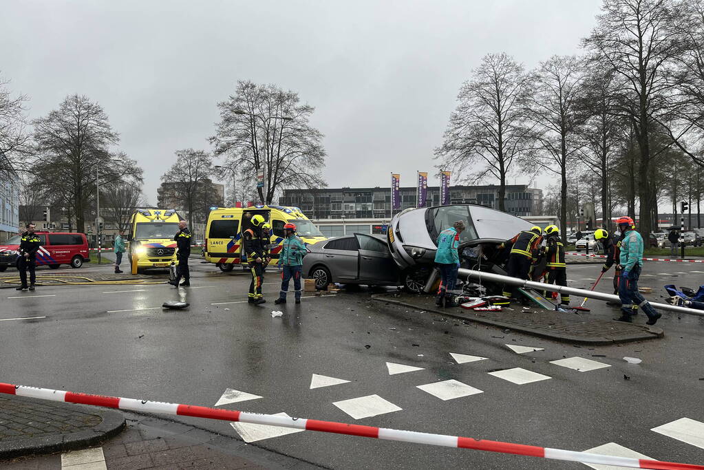 Auto belandt op motorkap bij botsing