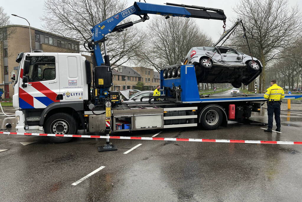 Auto belandt op motorkap bij botsing