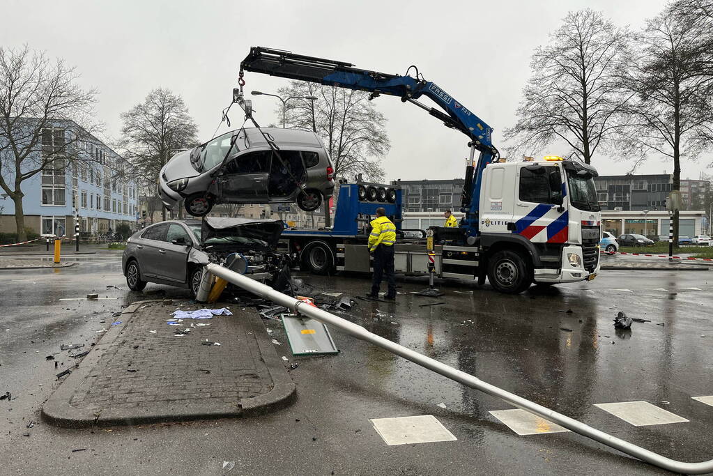 Auto belandt op motorkap bij botsing