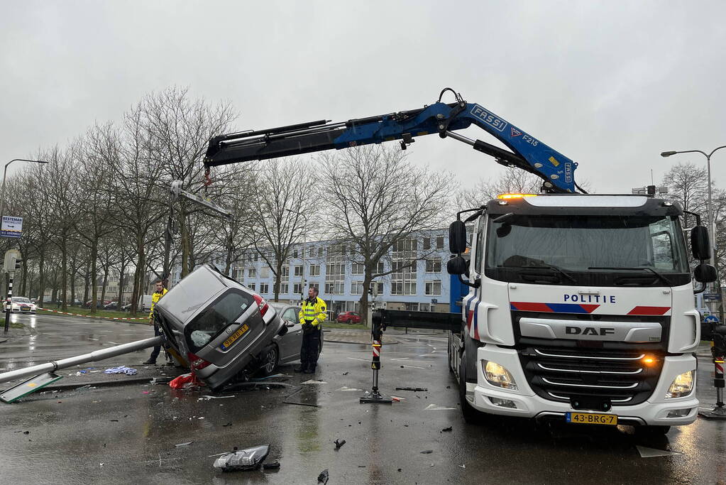 Auto belandt op motorkap bij botsing