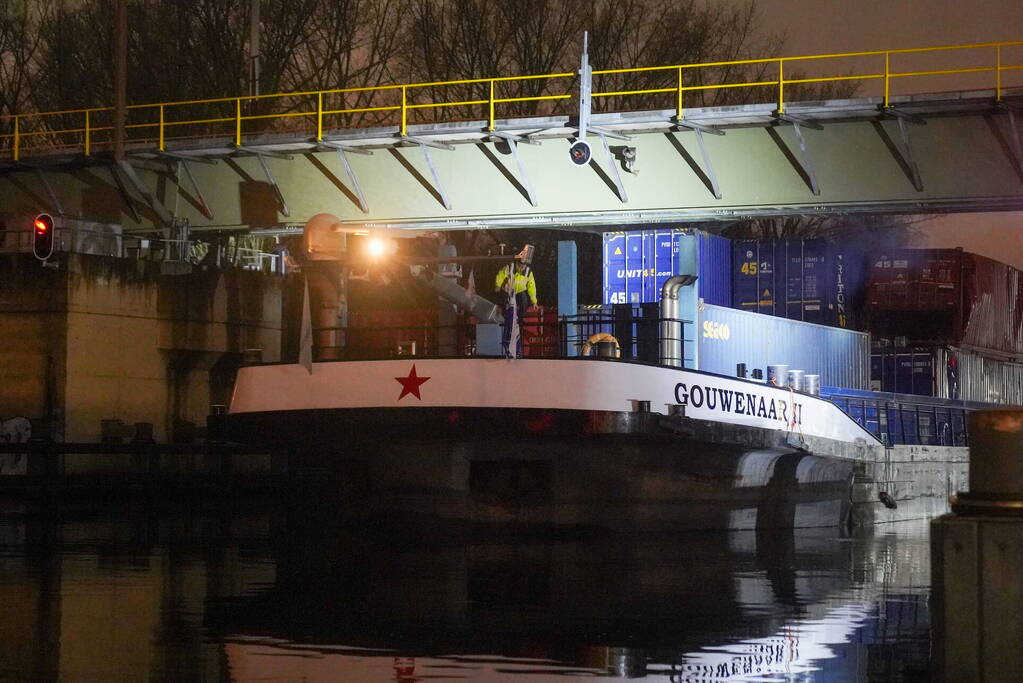 Binnenvaartschip vaart tegen spoorbrug