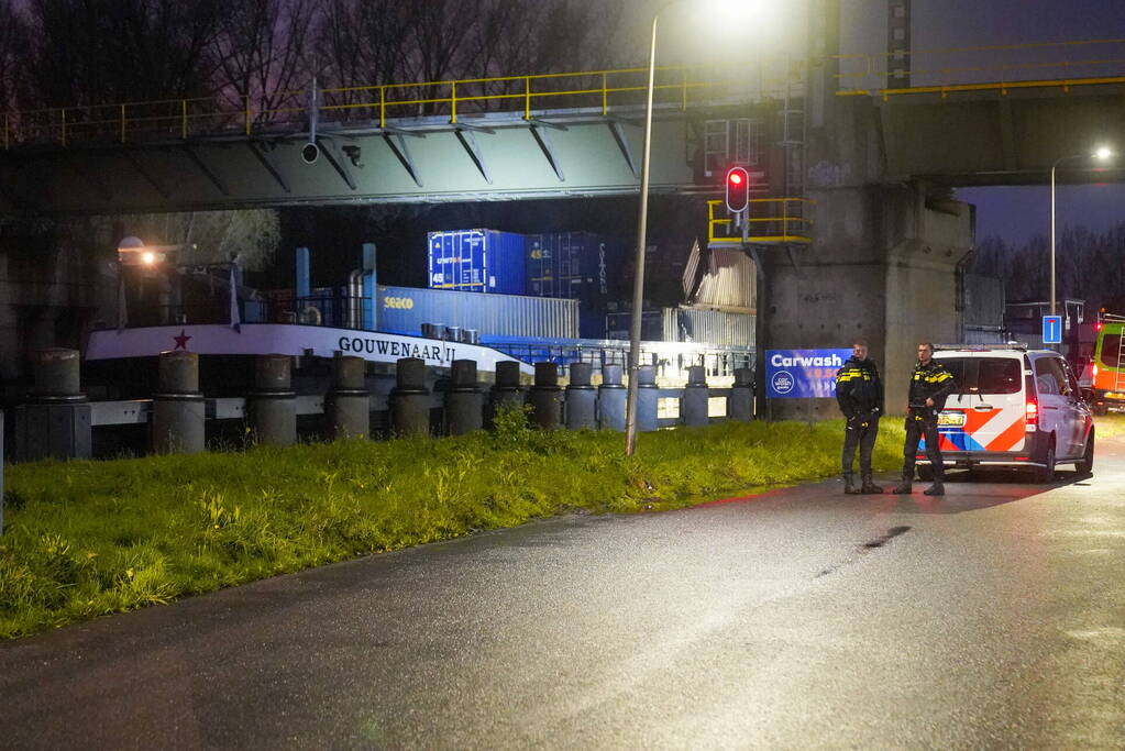 Binnenvaartschip vaart tegen spoorbrug