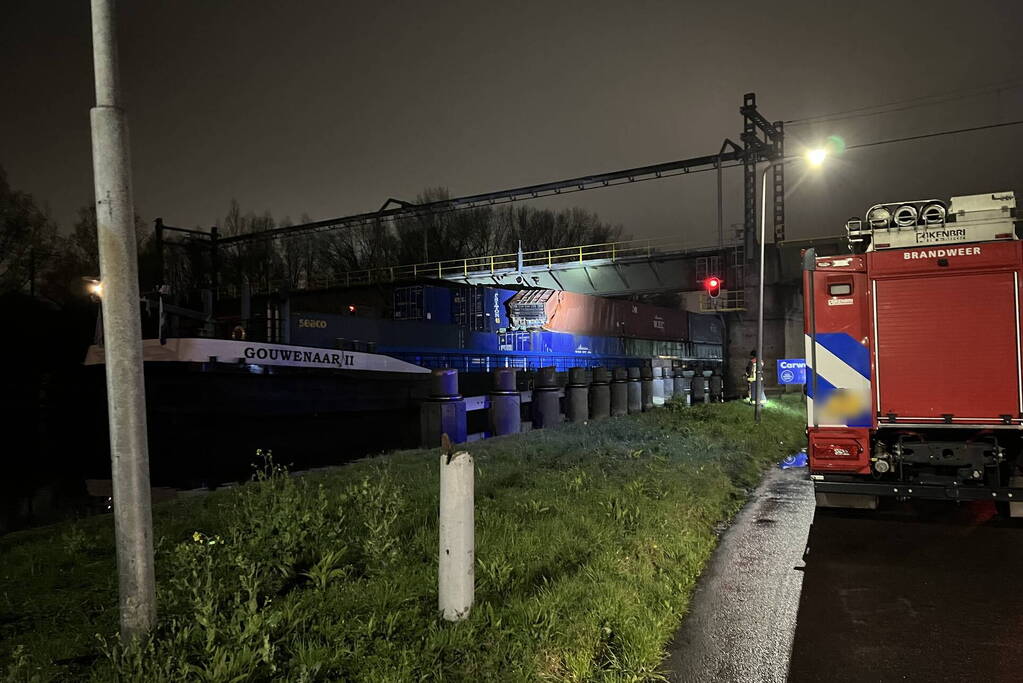 Binnenvaartschip vaart tegen spoorbrug