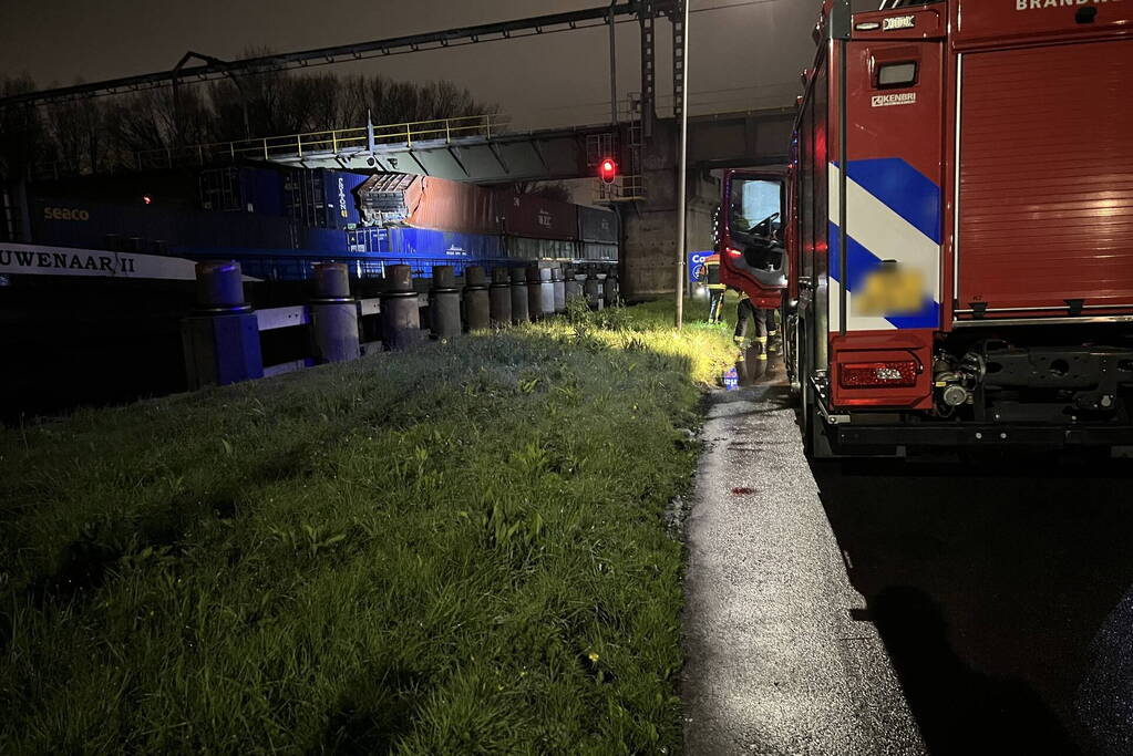 Binnenvaartschip vaart tegen spoorbrug