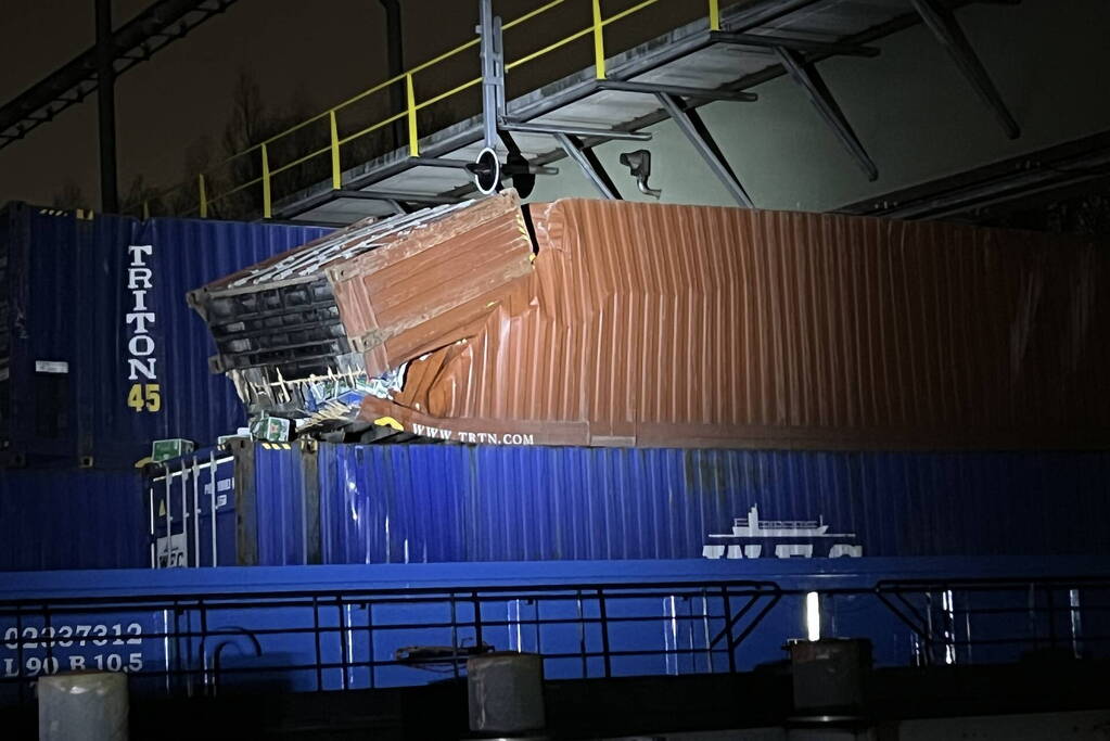 Binnenvaartschip vaart tegen spoorbrug