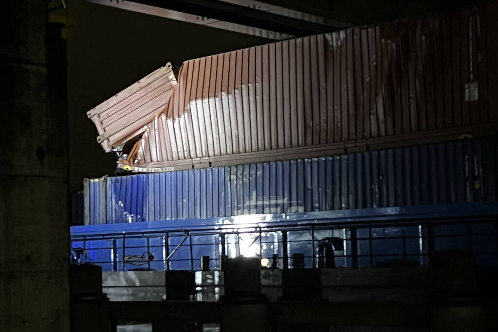 Binnenvaartschip vaart tegen spoorbrug