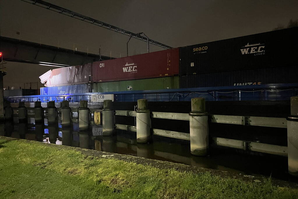 Binnenvaartschip vaart tegen spoorbrug