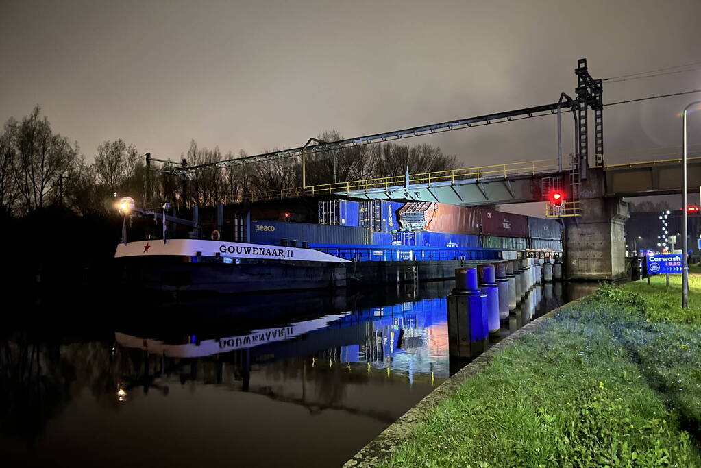 Binnenvaartschip vaart tegen spoorbrug