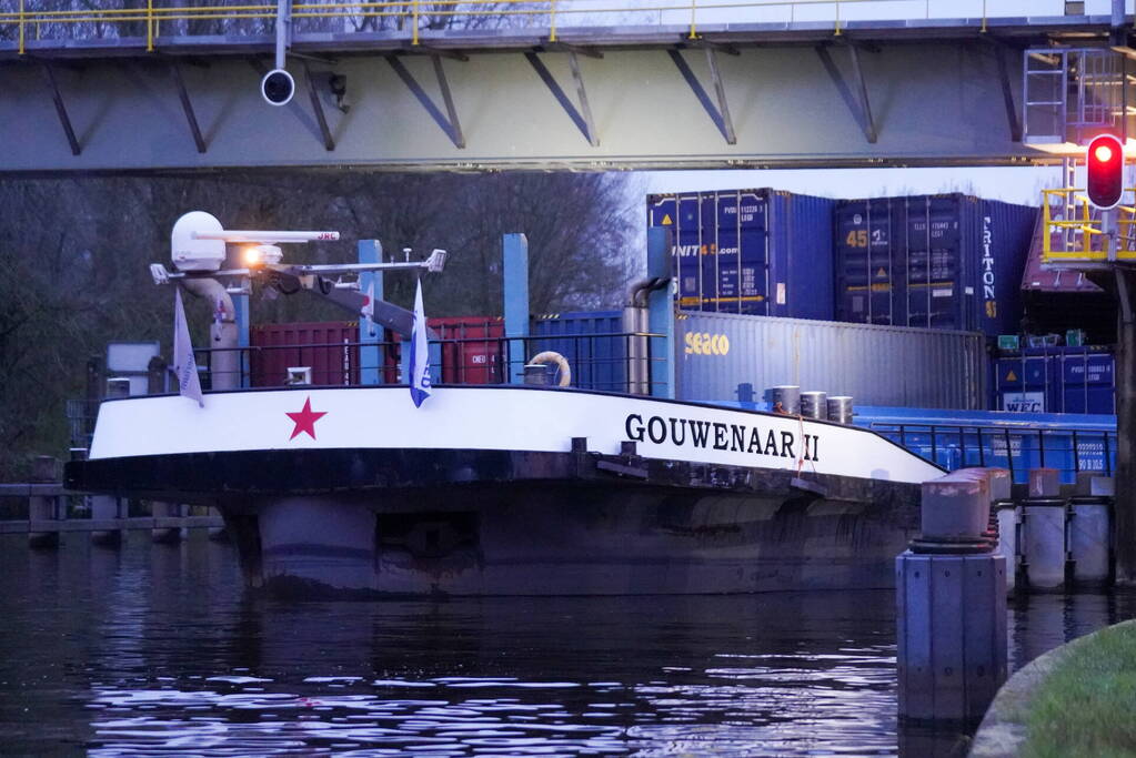 Binnenvaartschip vaart tegen spoorbrug