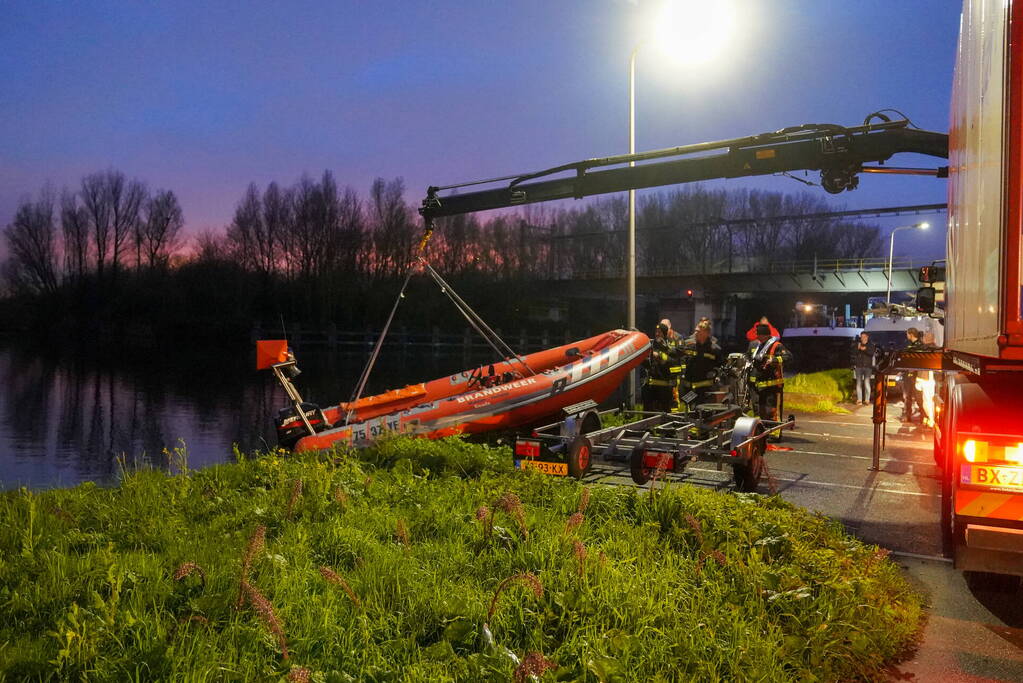 Binnenvaartschip vaart tegen spoorbrug