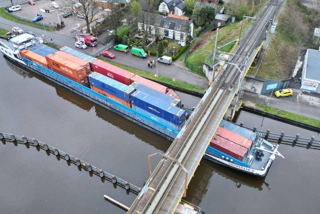 Binnenvaartschip vaart tegen spoorbrug