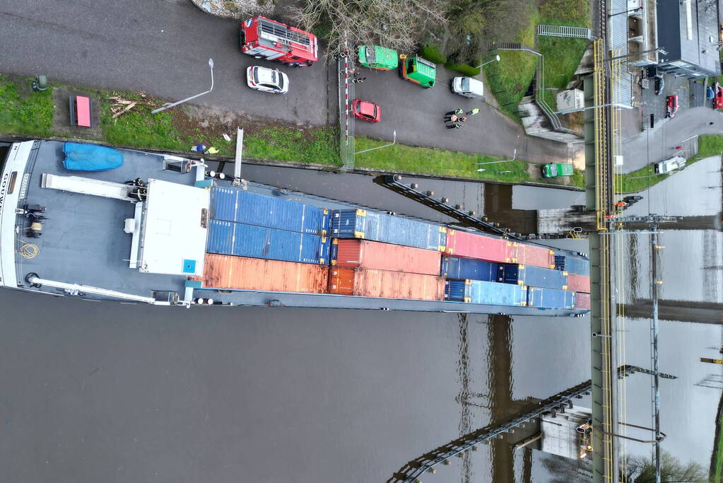 Binnenvaartschip vaart tegen spoorbrug