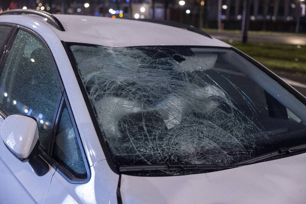 Maaltijdbezorger aangereden door automobilist