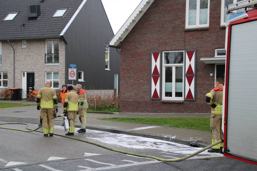 Brandweer reinigt wegdek na brandstoflekkage