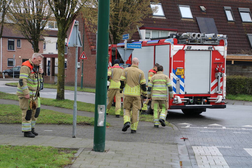 Brandweer reinigt wegdek na brandstoflekkage