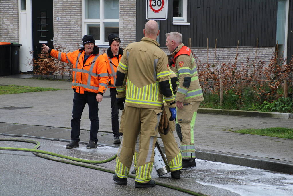 Brandweer reinigt wegdek na brandstoflekkage