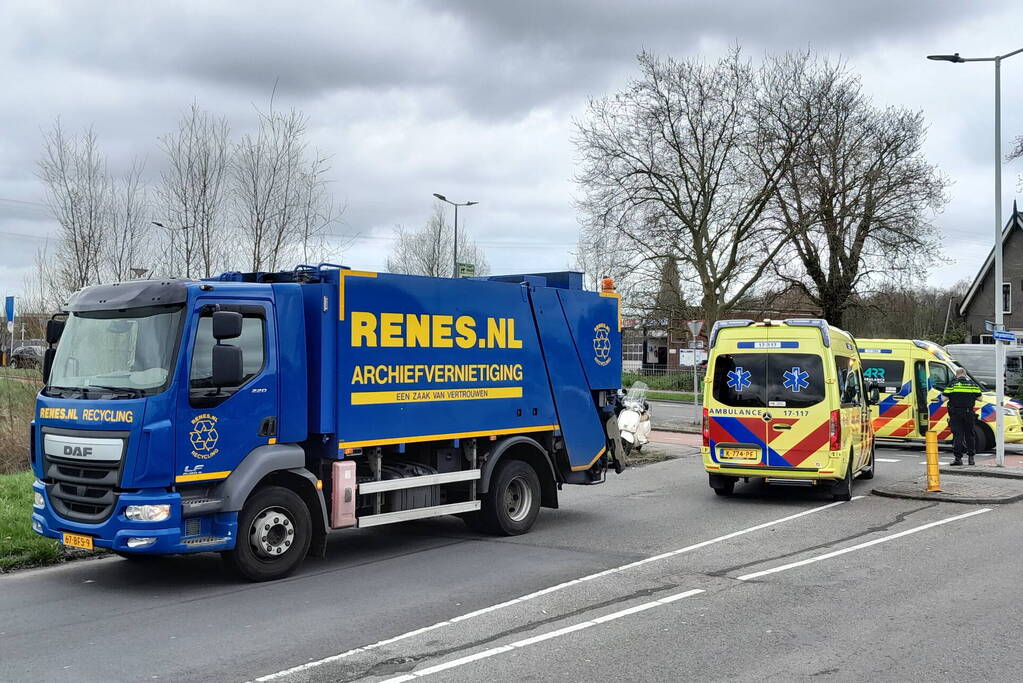 Scooterrijder komt in botsing met vuilniswagen