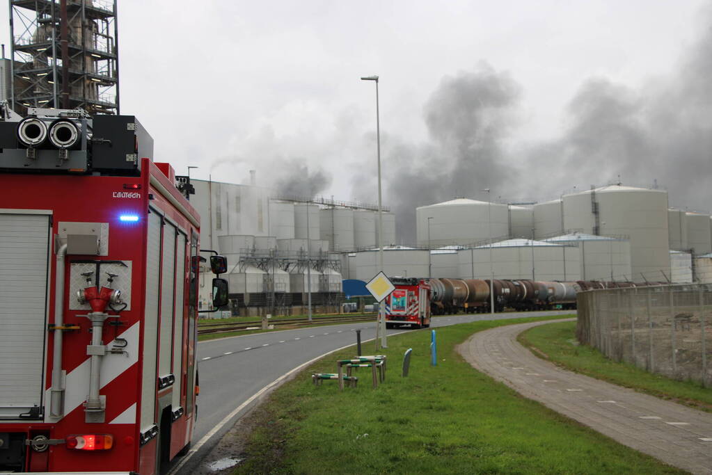 Enorme rookwolken bij brand op industrieterrein