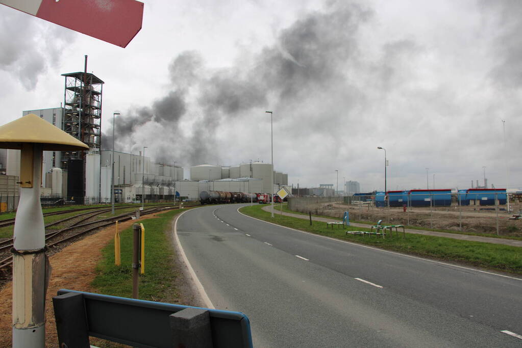 Enorme rookwolken bij brand op industrieterrein