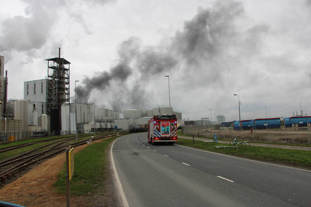 Enorme rookwolken bij brand op industrieterrein