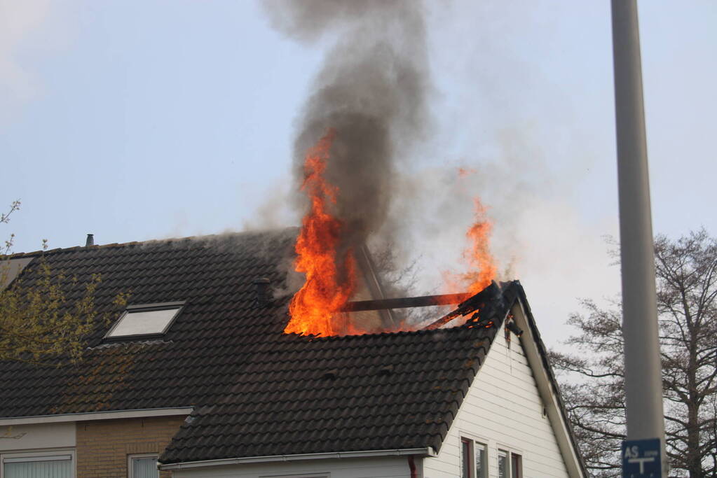 Uitslaande dakbrand bij woning