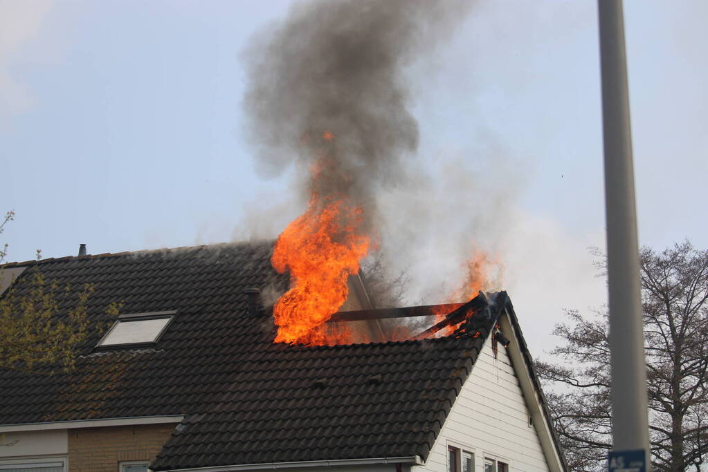 Uitslaande dakbrand bij woning