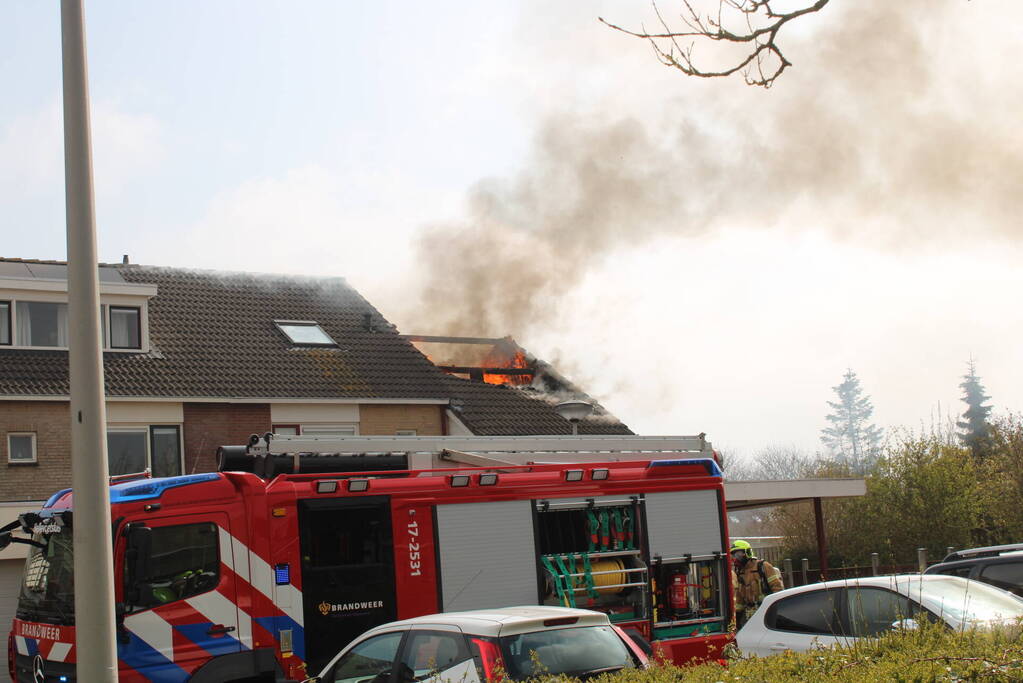 Uitslaande dakbrand bij woning