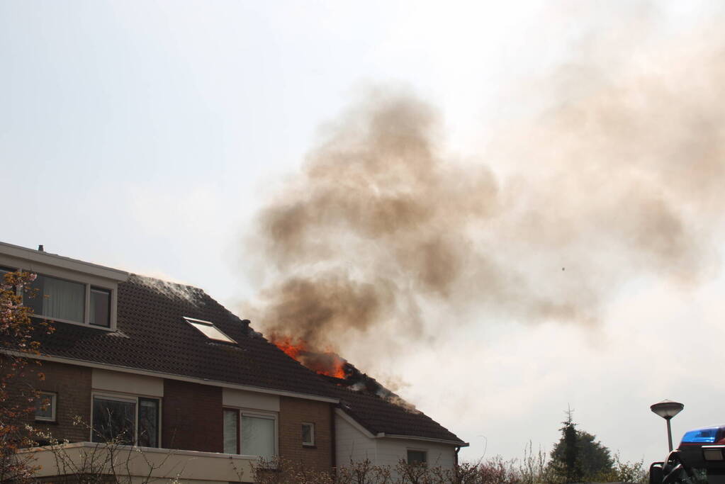 Uitslaande dakbrand bij woning