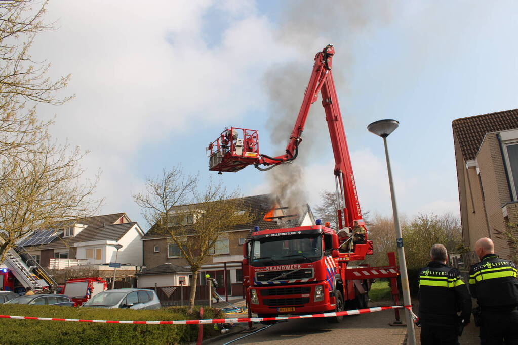 Uitslaande dakbrand bij woning