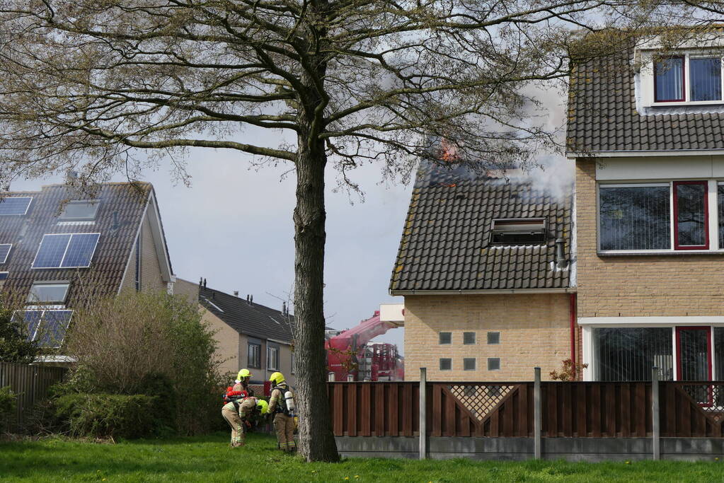 Uitslaande dakbrand bij woning