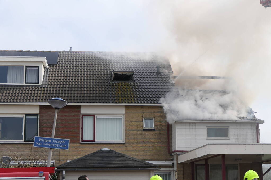 Uitslaande dakbrand bij woning