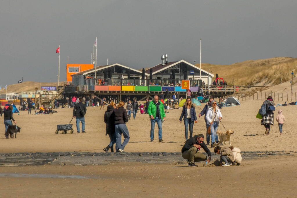 Mensen massaal naar het strand door zonnig begin Pasen