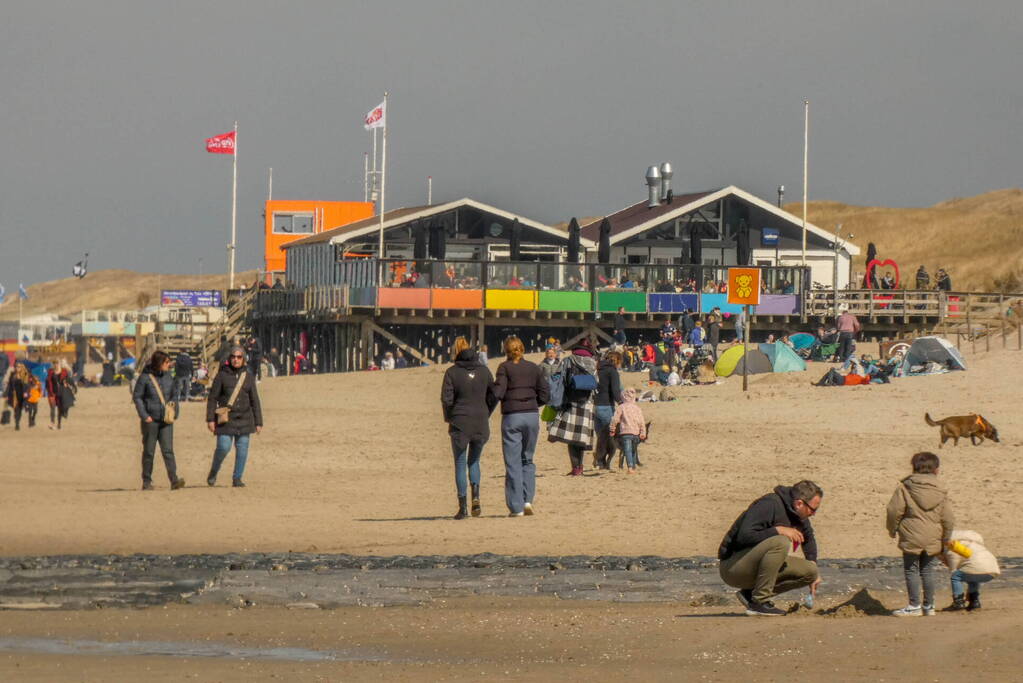 Mensen massaal naar het strand door zonnig begin Pasen