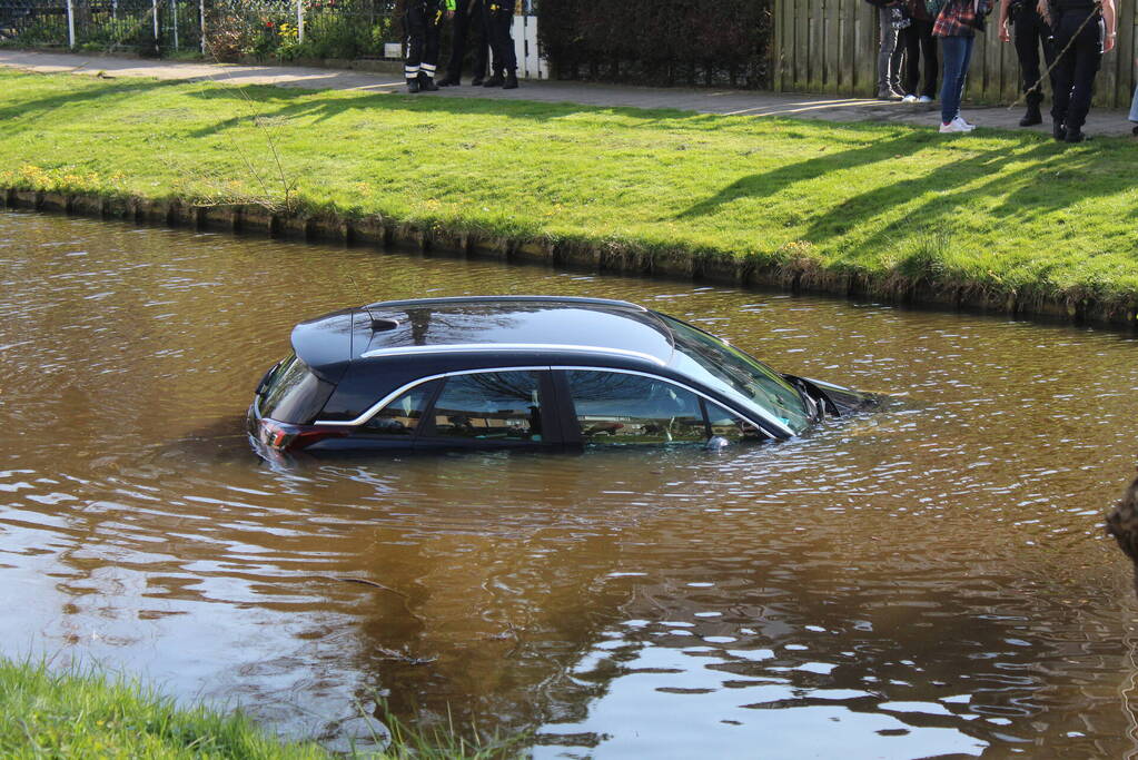 Omstanders redden inzittenden uit te water geraakte auto