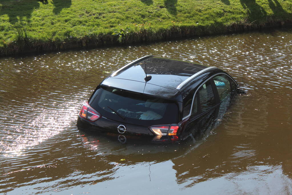 Omstanders redden inzittenden uit te water geraakte auto