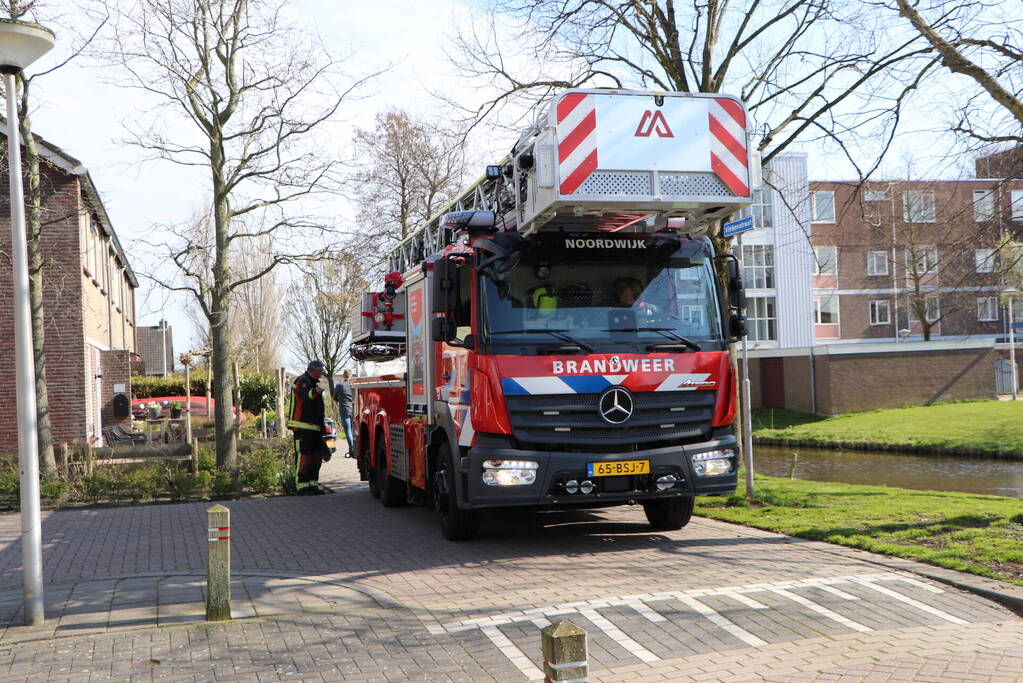 Omstanders redden inzittenden uit te water geraakte auto