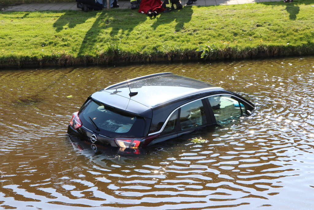 Omstanders redden inzittenden uit te water geraakte auto