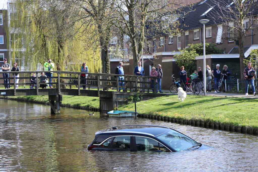 Omstanders redden inzittenden uit te water geraakte auto