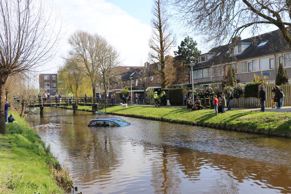 Omstanders redden inzittenden uit te water geraakte auto